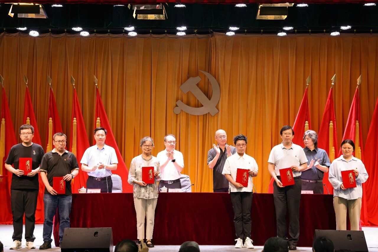 云娱乐官网操作说明在美术馆报告厅隆重