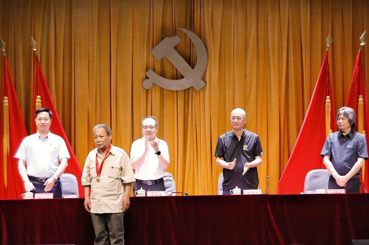受表彰的党组织负责人及党员