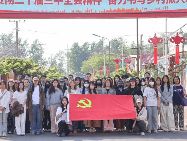 组织部部长张福瑜在做动员讲话中激励全