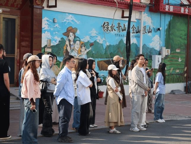 开班仪式在庄严的国歌声中拉开序幕